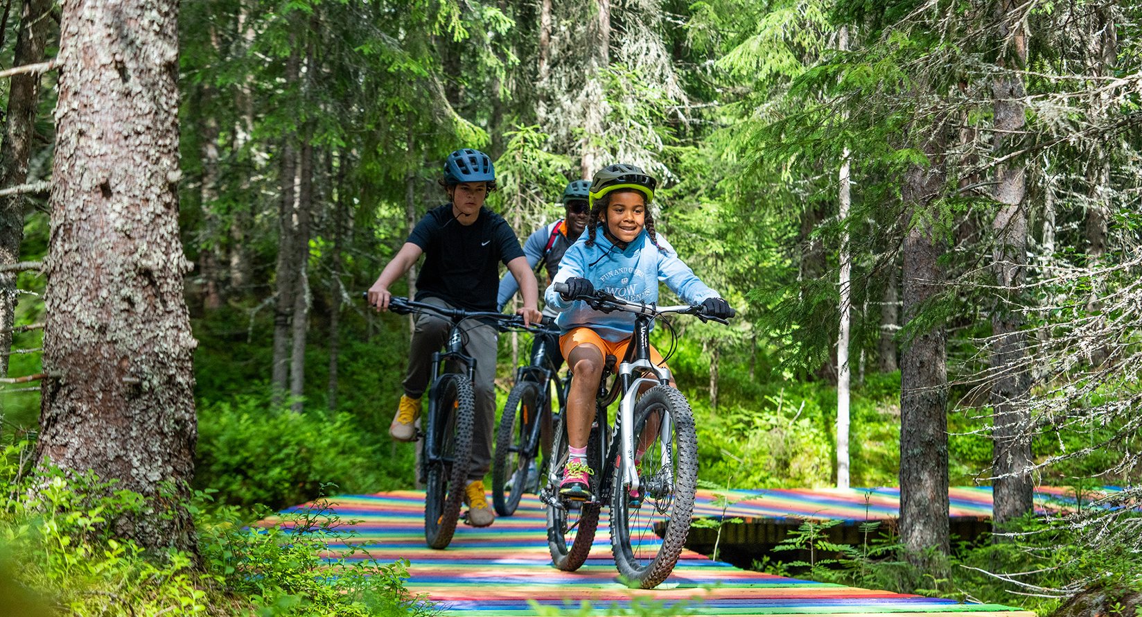 Familie sykler i Gullia