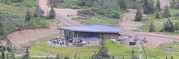 Restaurant Fjellroa is located in the middle of the mountain at trail 53/Fjellrunden