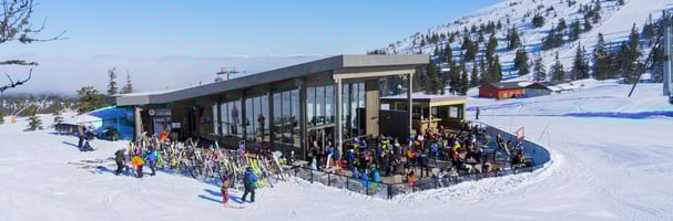 Restaurant Fjellroa ligger midt på fjellet ved løype 53/Fjellrunden