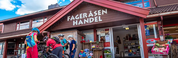 Syklister utenfor Fageråsen Handel en sommerdag