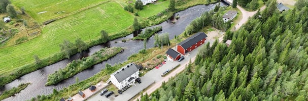 Inngangsparti Villa Fregn med norsk flagg hengende på veggen