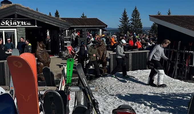 Mange folk på terrassen på Skihytta i påskesol