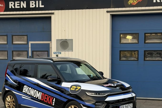 Bil som står utenfor bilvaskehall