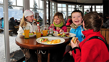 Barn som spiser på Skipaviljongen